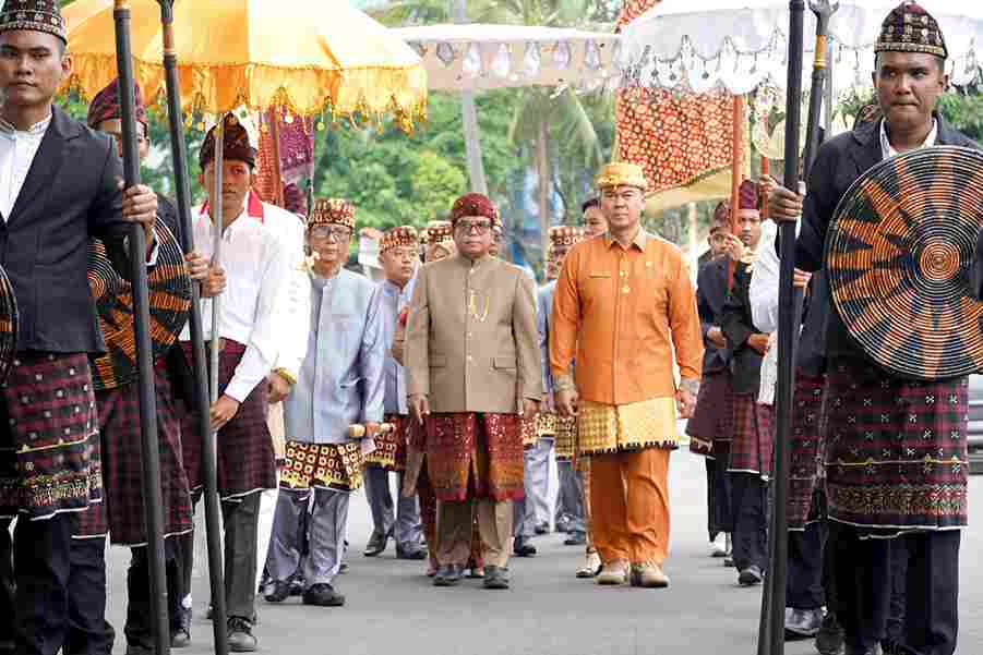 Read more about the article Pj Gubernur Lampung Samsudin dan Istri Terima Gelar Adat dari MPAL