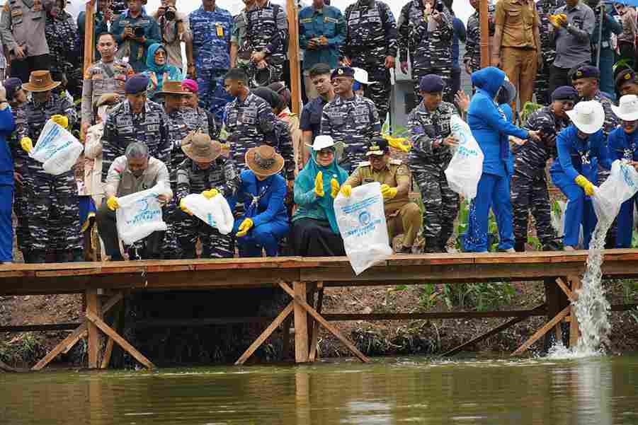 Read more about the article Pj Gubernur Lampung Dampingi KSAL Tinjau Program Ketahanan Pangan