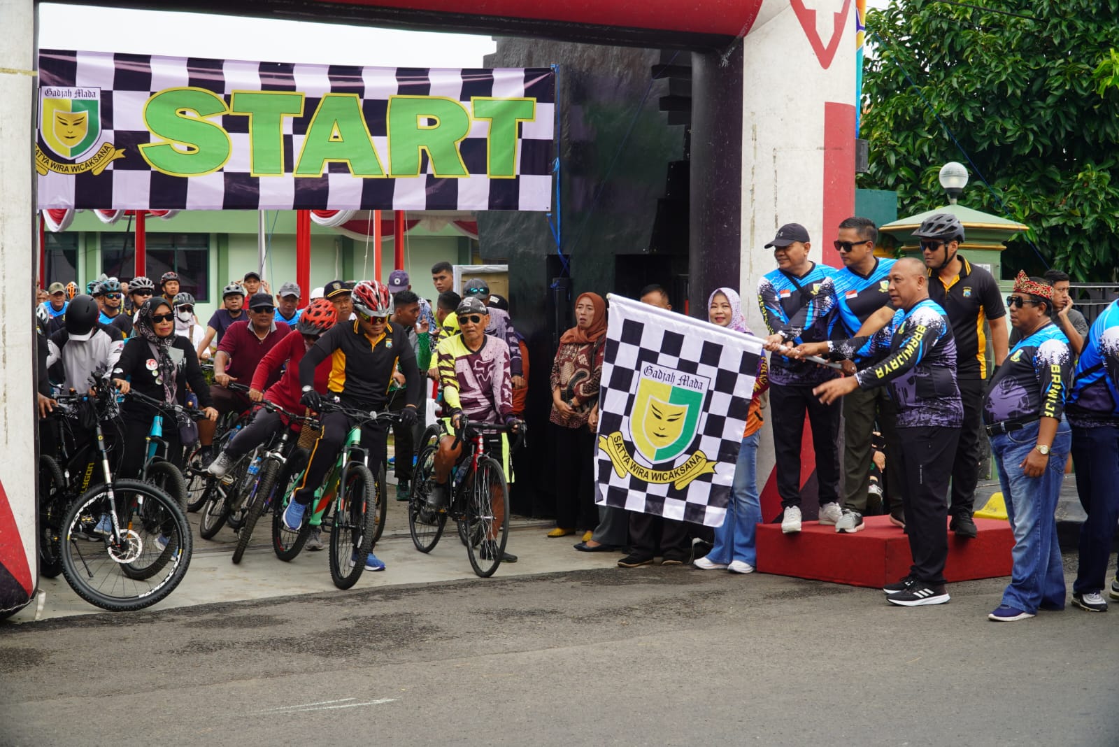 Read more about the article Gowes dan Olahraga Bersama, Dandim Madiun Perkuat Soliditas Forkopimda