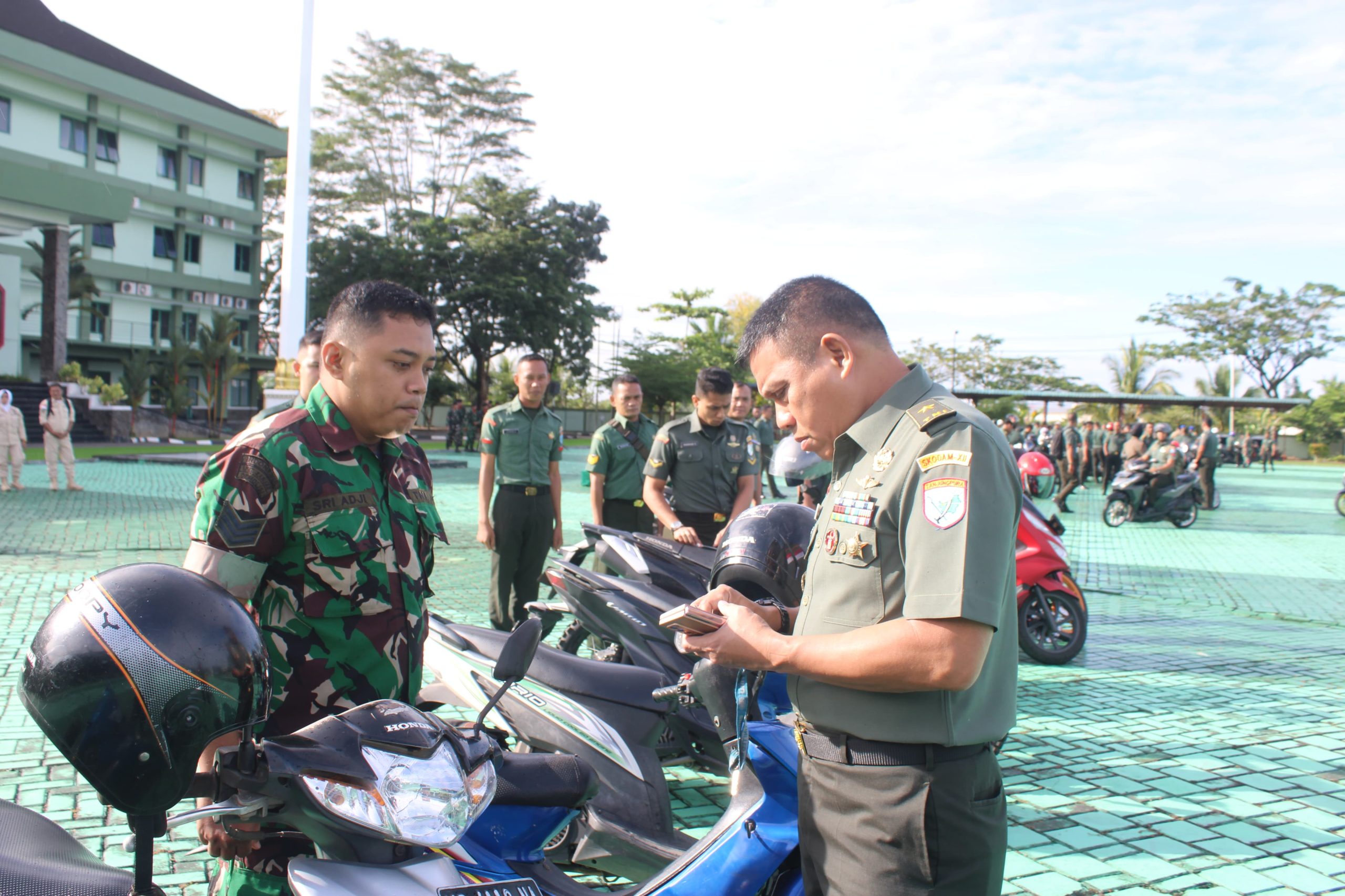 Read more about the article Kasdam XII/Tpr Periksa Kendaraan Prajurit dan PNS