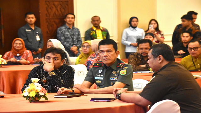 You are currently viewing Danrem 043/Gatam Hadiri Pertemuan High Level Meeting TPID Provinsi Lampung