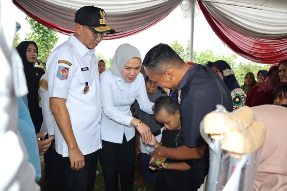 Read more about the article Gubernur Mirzani Tinjau Pasar Murah dan Salurkan Bantuan Sosial di Pringsewu