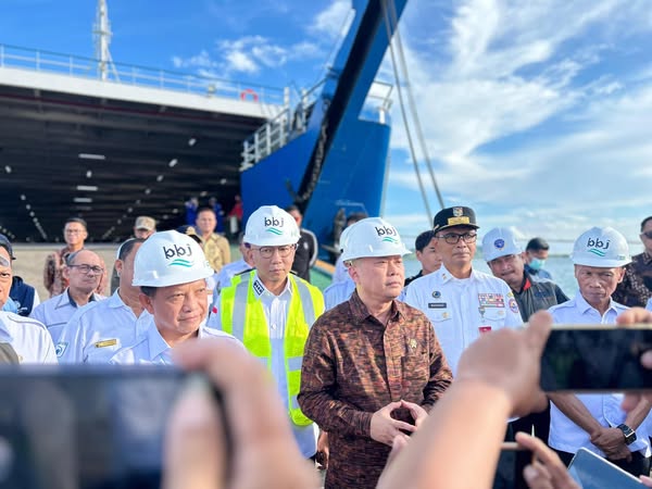 Read more about the article Gubernur Mirzani Dampingi Menteri Perhubungan Tinjau Pelabuhan Lampung