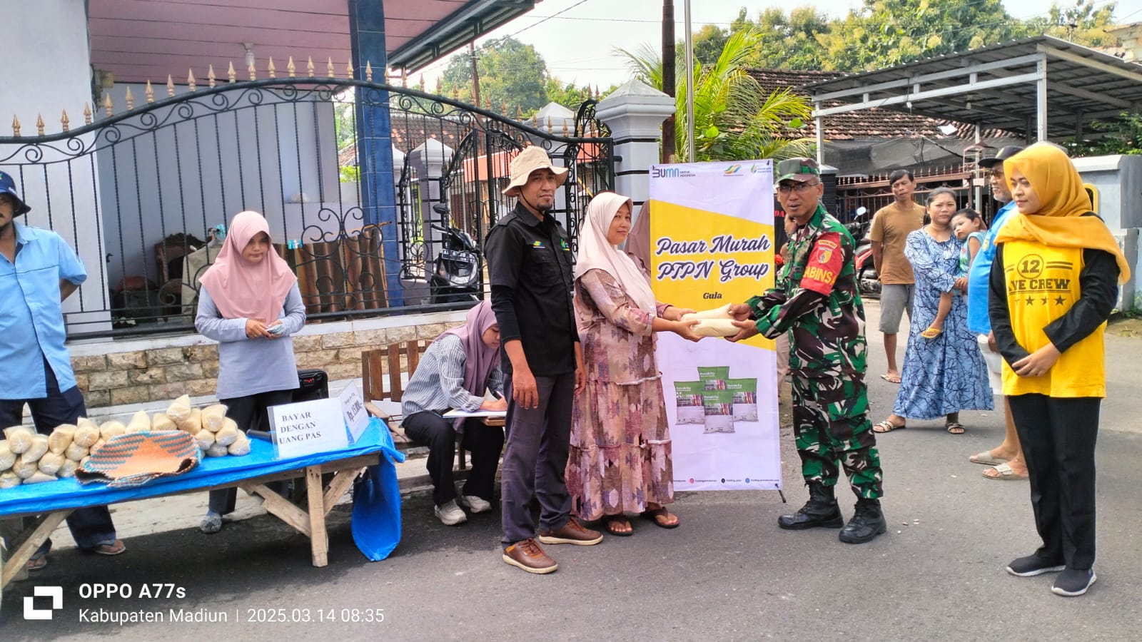 Read more about the article Babinsa Desa Uteran Dampingi Kegiatan Pasar Murah Gula Pasir PG Pagotan