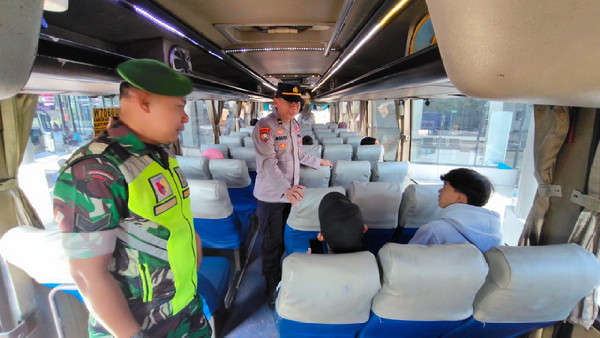 You are currently viewing Personel Kodim 0803/Madiun Amankan Terminal Purboyo Selama Musim Mudik Idul Fitri