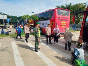 Read more about the article Dandim Madiun Bersama Forkopimda Hadiri Pelepasan Peserta Angkutan Balik Mudik Gratis