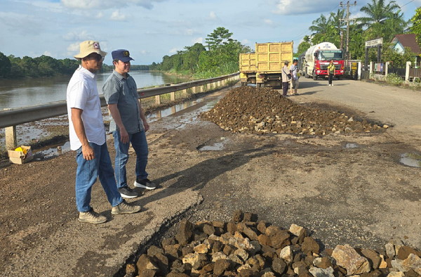 Read more about the article Pemerintah Babat Toman Perbaiki Jalan Berlubang Desa Sugiwaras