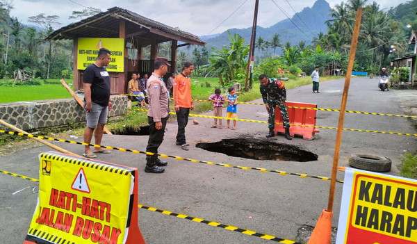 Read more about the article Jalan Kampak–Munjungan Putus, TNI-Polri Sigap Amankan Lokasi