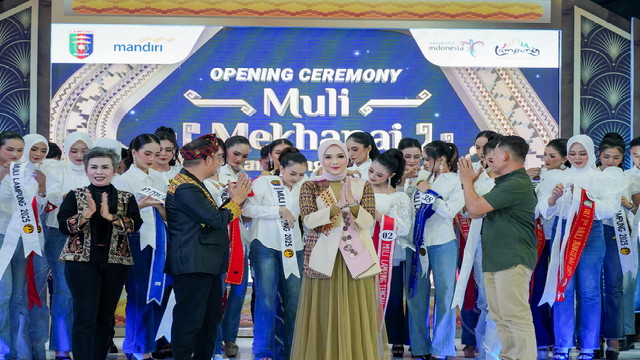 Read more about the article Purnama Wulan Sari Buka Lampung Fashion Show 2025