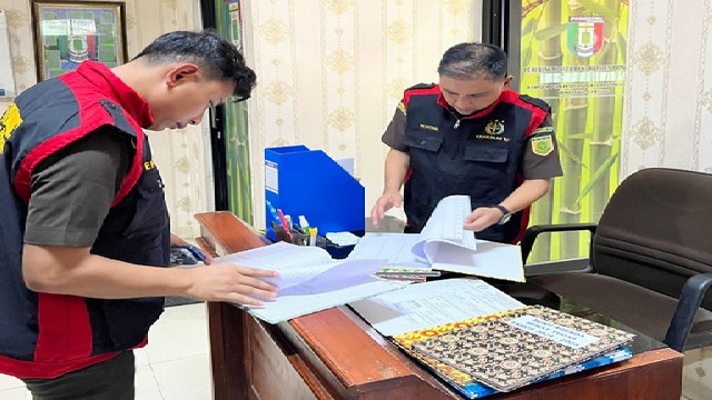Read more about the article Penyidik Geledah 3 Lokasi Terkait  Korupsi Bimtek Aparatur Desa