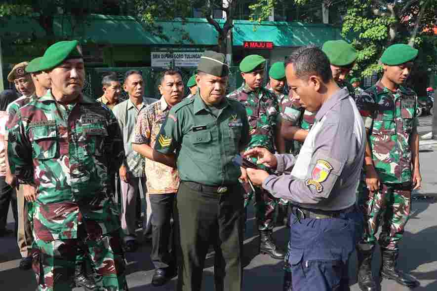 Read more about the article Cegah Dini Pelanggaran, Kodim 0807 Gelar Pengecekan Usai Apel Pagi