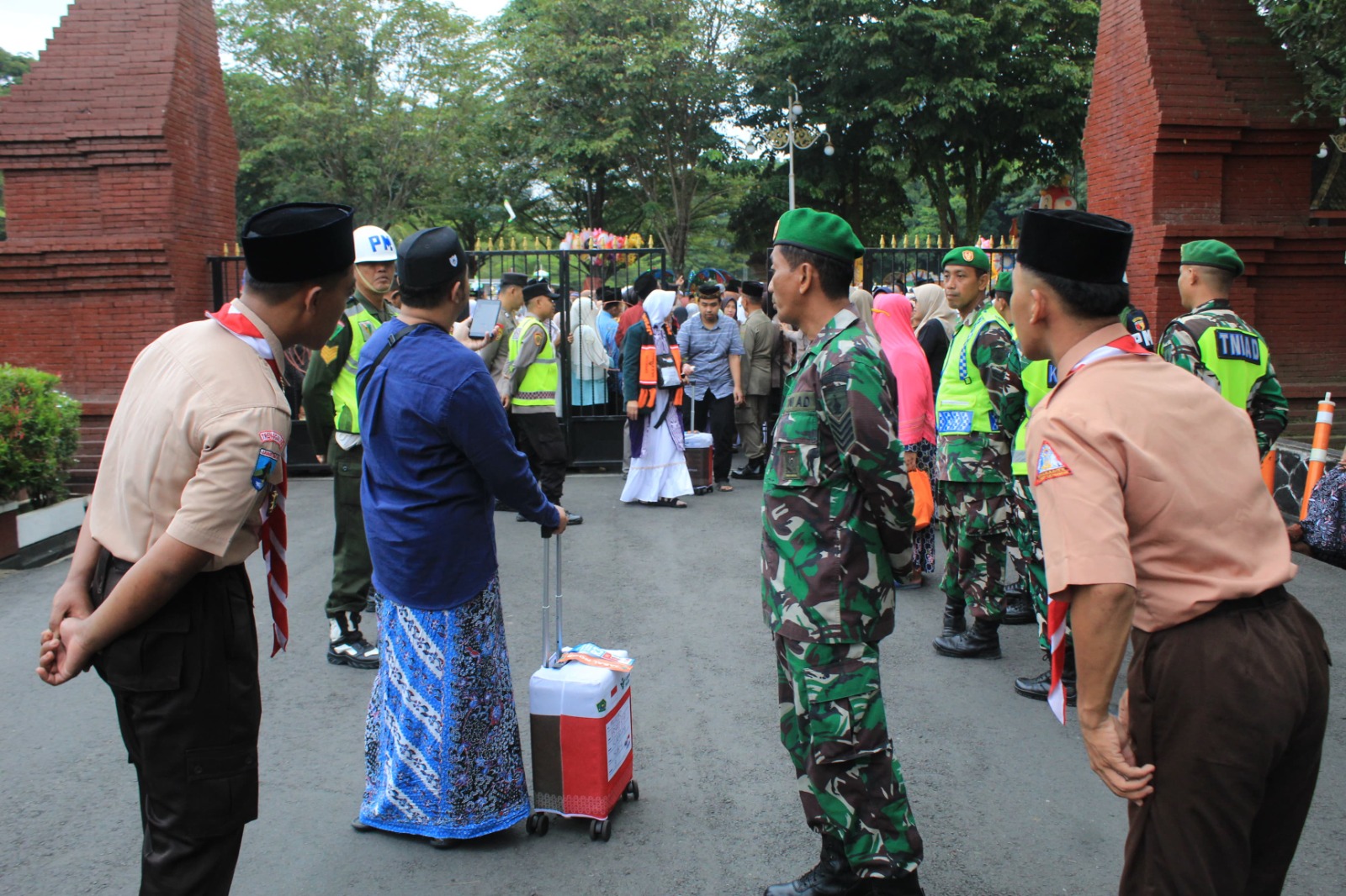 Read more about the article Pengawalan TNI-Polri Iringi Langkah Suci Calon Haji Trenggalek