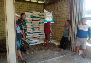 Read more about the article Koramil 0803/12 Dolopo Dampingi Penyaluran Pupuk Bersubsidi