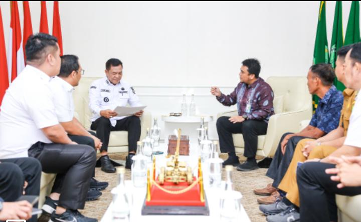 Read more about the article Bupati H M Toha Serahkan Santunan Jaminan Kematian kepada Ahli Waris