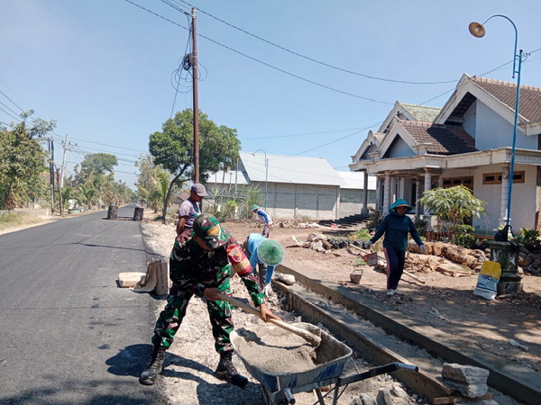 Read more about the article Babinsa Kodim Ponorogo Ikut Kerja Bakti Perbaikan Saluran Irigasi