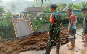 Read more about the article Babinsa dan Warga Sigap Amankan Lokasi Jembatan Putus