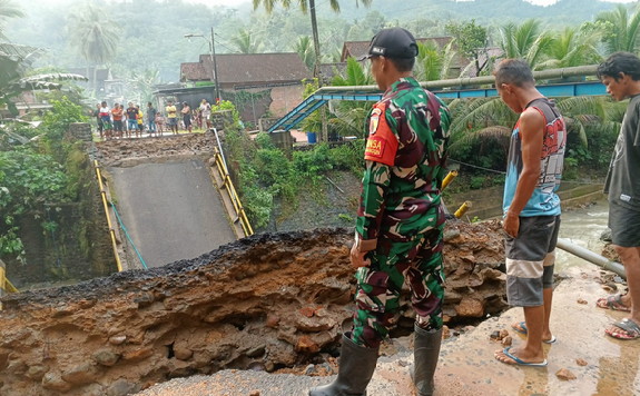 Read more about the article Babinsa dan Warga Sigap Amankan Lokasi Jembatan Putus