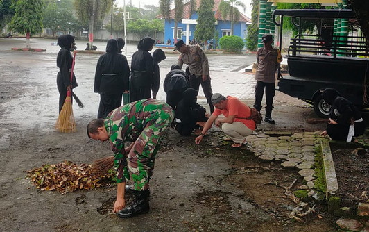 Read more about the article TNI-Polri dan PSHT Trenggalek Gelar Kerja Bakti Bersama