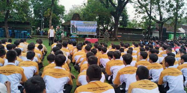 Read more about the article Koramil 01-Taman Berikan Materi LPK Siswa SMK Negeri 1 Madiun