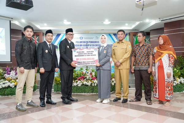Read more about the article Apresiasi Prestasi, Bupati Toha Serahkan Bantuan Living Cost Rp27,6 Juta kepada Mahasiswa Asal Muba