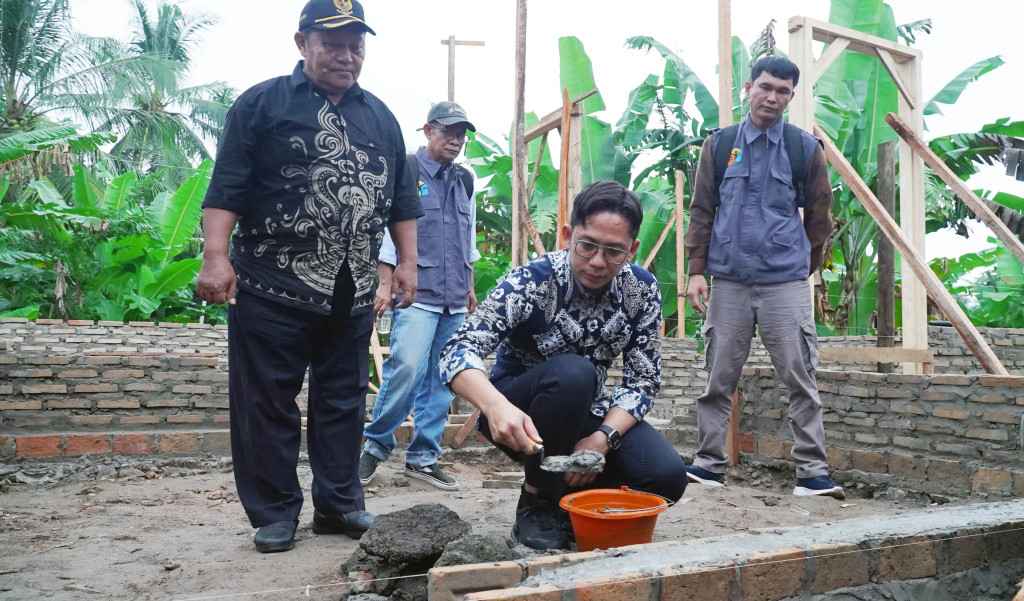 You are currently viewing Tak Ada Lagi Rumah Reyot di 2029, Bupati Egi Tegas: Jangan Ada Pungli!