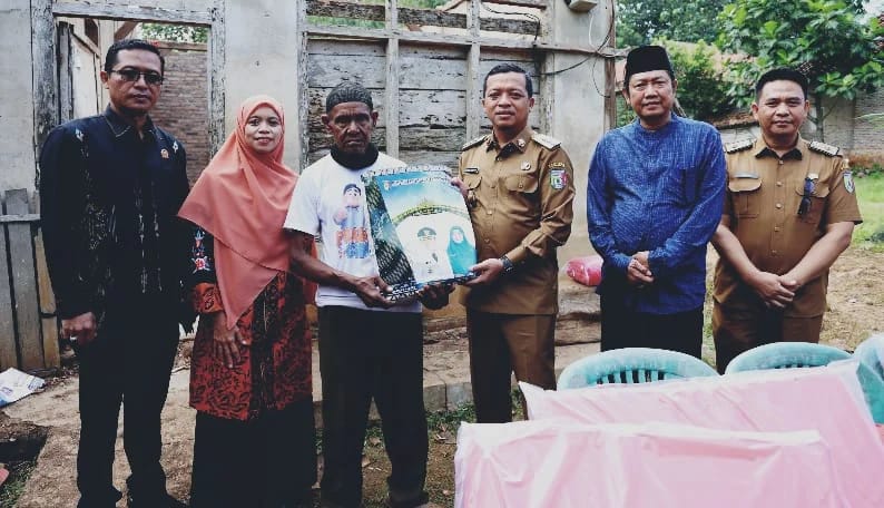 Read more about the article Bupati Pringsewu Serahkan Bantuan Korban Bencana Alam