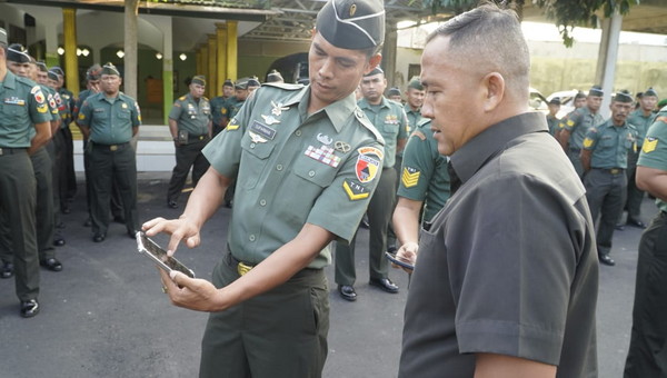 You are currently viewing Cegah Judi Online, Kodim 0803/Madiun Sidak HP Anggota