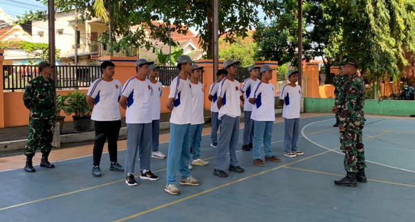 You are currently viewing Anggota Kodim Ponorogo Berikan Pembinaan Karakter dan Kedisiplinan Kepada Siswa