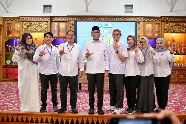 Read more about the article Gubernur Rahmat Pimpin IKA SMANDA, Bangun SDM Unggul