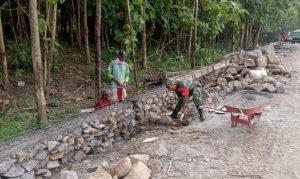 Read more about the article Babinsa Koramil 0803/10 Pilangkenceng Kerja Bhakti Pembuatan Talut