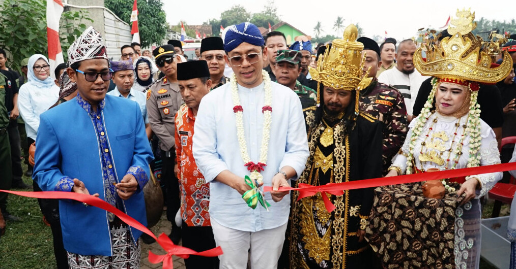 You are currently viewing Terbang dari Jakarta Demi Budaya! Bupati Egi Hadiri Pawai Budaya Fajar Baru