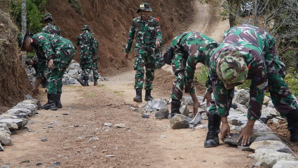 You are currently viewing Satgas TMMD ke-125 Kodim 0803/Madiun Resmi Mulai Pengerjaan Jalan Makadam di Desa Ngranget