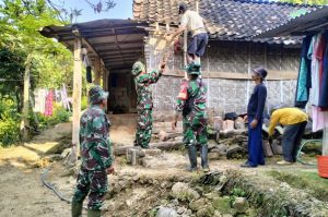 Read more about the article Satgas TMMD ke-125 Kodim 0803/Madiun Rehab Rumah Bapak Marimin di Desa Ngranget