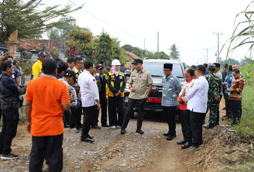 You are currently viewing Bupati Ardito Dampingi Gubernur Mirzani Meninjau Jalan Lintas Rukti Harjo – Raman Utara