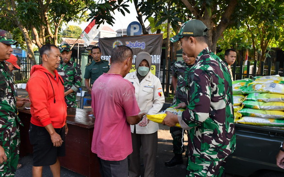 Read more about the article Beras Murah GPM Kodim Ponorogo Ringankan Beban Masyarakat