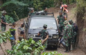 Read more about the article Dansatgas TMMD ke-125 Kodim Madiun Hadapi Medan Berlumpur