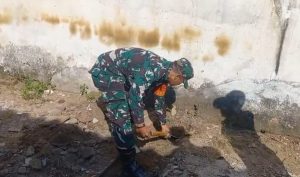 Read more about the article Warga Buat Rumah, Babinsa Kodim Ponorogo Bantu Gali Pondasi