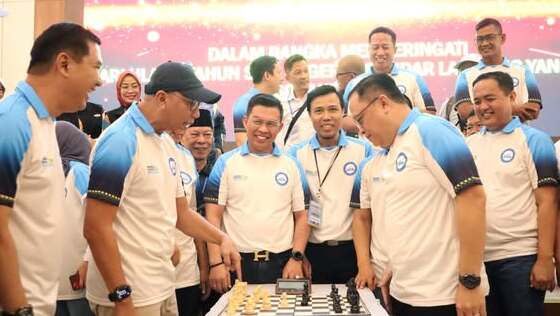 Read more about the article Gubernur Lampung dan Kapolda Adu Strategi di Pembukaan Turnamen Catur SMANDA CUP 2025