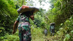 Read more about the article Satgas TMMD Antarkan Material Tandon Air ke Puncak Desa