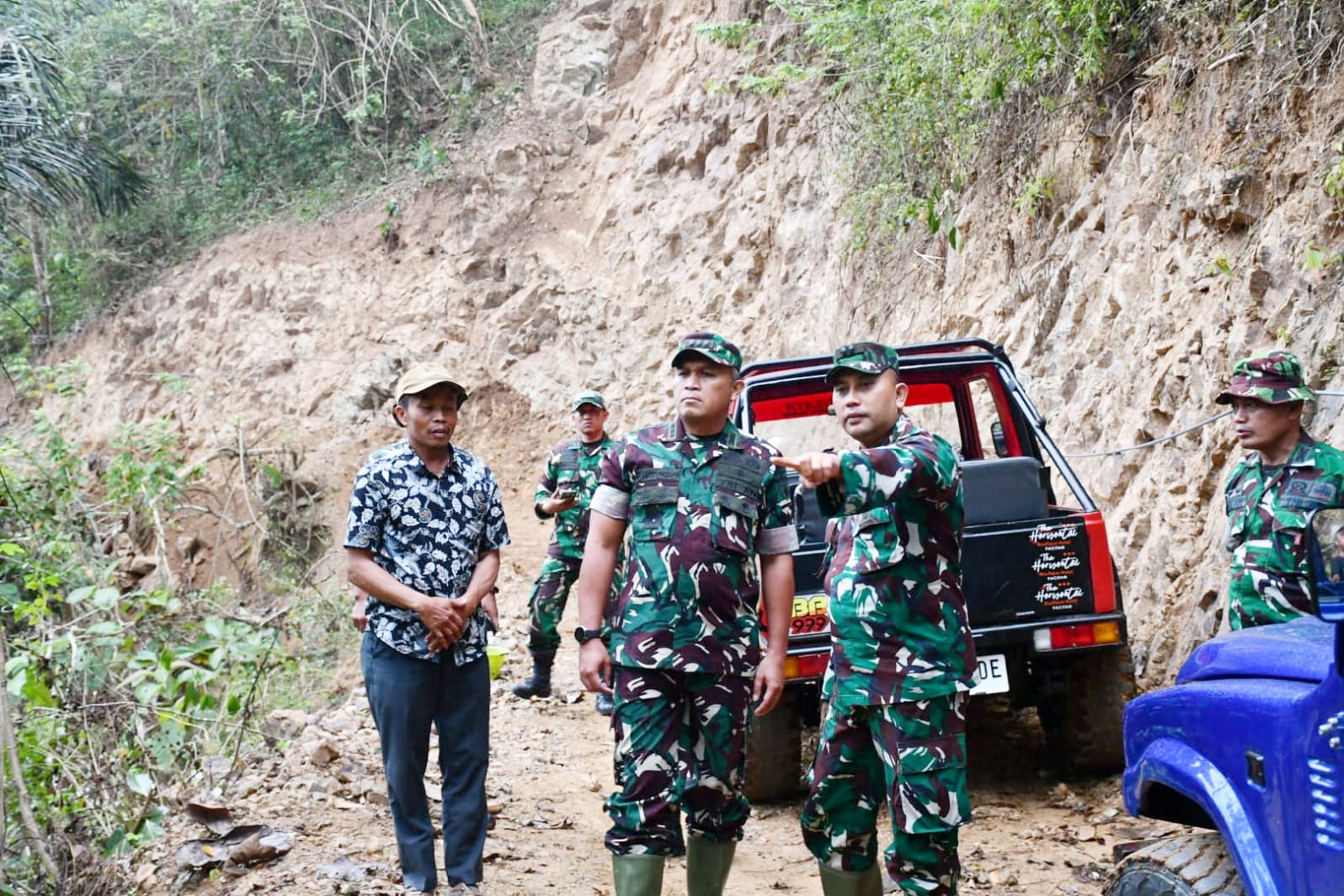 You are currently viewing Dorong Perekonomian Warga, TNI Siap Buka Jalan Baru di Kota 1.001 Goa