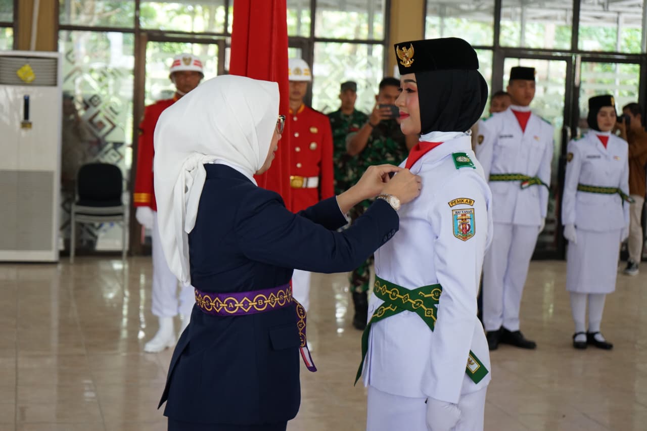 You are currently viewing Bupati Ayu Asalasiyah Resmi Kukuhkan Paskibraka Kabupaten Way Kanan Tahun 2025