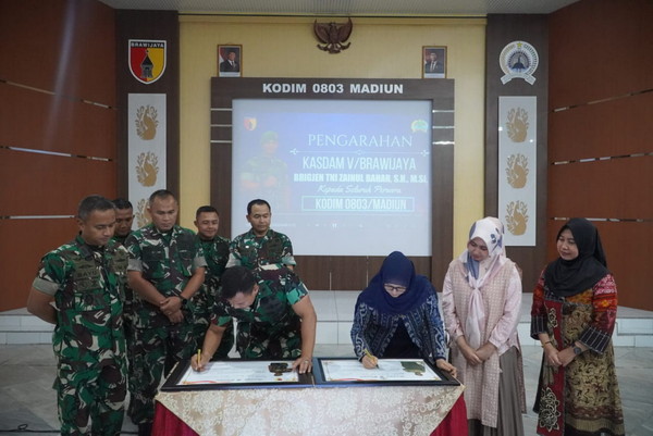You are currently viewing Kunjungi Kodim 0803/Madiun, Kasdam V/Brawijaya Tekankan Prajurit Teritorial Harus Dekat dan Dicintai Rakyat