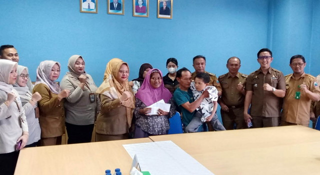 You are currently viewing Pemkab Lamsel Berikan Bantuan kepada Bocah Penderita Kelumpuhan