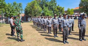 Read more about the article Babinsa Koramil Kartoharjo Latih Satlinmas Rejomulyo