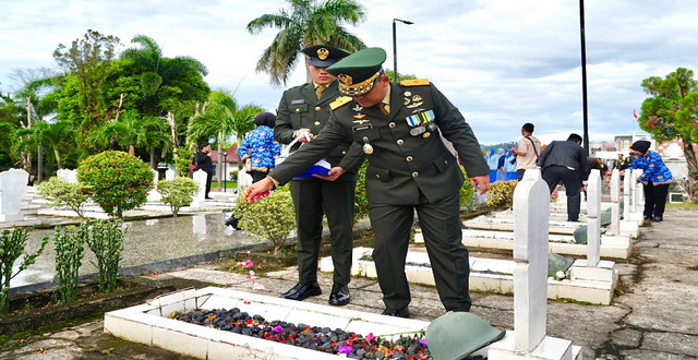 Read more about the article Kasdam XXI/RI Pimpin Ziarah Rombongan Peringati HUT Ke-80 TNI Tahun 2025