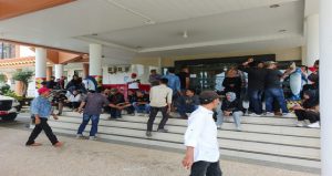 Read more about the article Wartawan Geruduk Kantor Bupati Tanggamus, Soroti Ketidakjelasan Kerja Sama Media