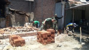 Read more about the article Kerja Bakti, Babinsa Kodim Ponorogo Bantu Warga Bangun Poskamling