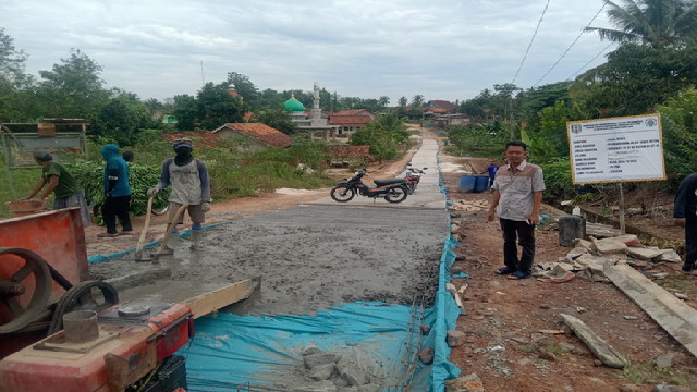 Read more about the article Kampung Tegal Mukti,Bangun Rabat Beton