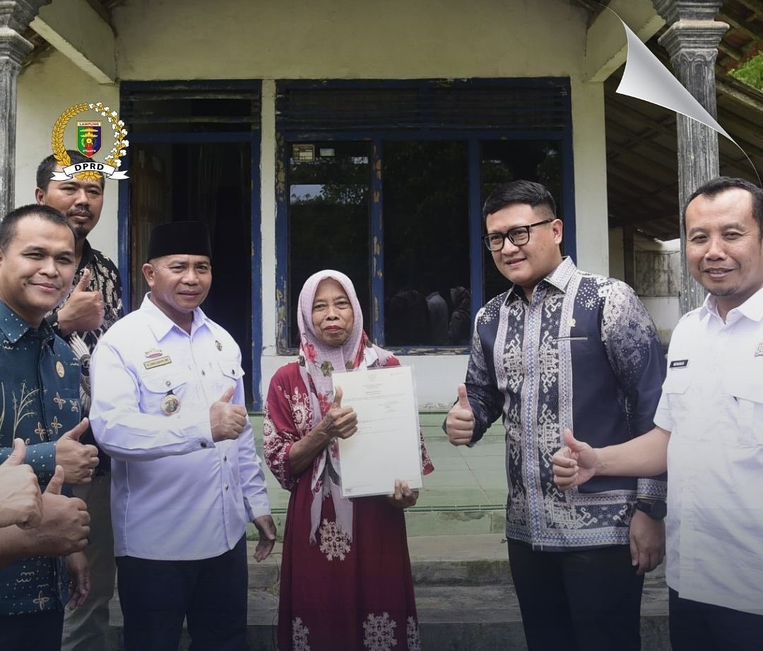 Read more about the article Ketua DPRD Lampung Dukung Penuh Program PTSL, Serahkan Sertipikat Tanah ke Warga Braja Harjosari