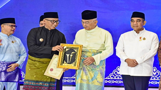 Read more about the article Gubernur Mirza Terima Anugerah Tun Perak dari DMDI